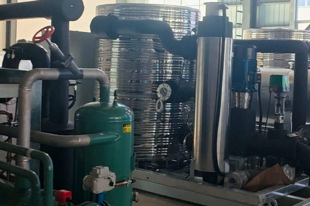 Compressors, vessels and piping integrated on a single base frame